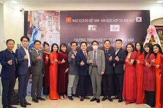 Các bạn Hàn Quốc và diễn viên Nhà hát kịch Việt Nam trước buổi diễn tối 20/12. 