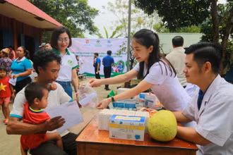 Người dân được thăm khám sàng lọc, tư vấn và cấp phát thuốc miễn phí cùng với việc tuyên truyền các biện pháp phòng tránh thai và chăm sóc sức khoẻ.