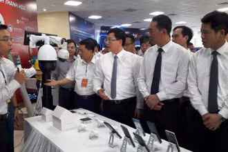 Cán bộ tỉnh Thanh Hóa tham quan, nghe giới thiệu về sản phẩm số.