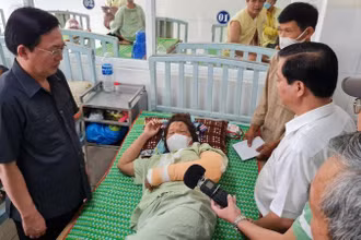 Đồng chí Hồ Quốc Dũng và lãnh đạo UBND tỉnh Bình Định thăm, tặng quà cho các nạn nhân và người thân đang được điều trị tại Bệnh viện Đa khoa tỉnh Bình Định.