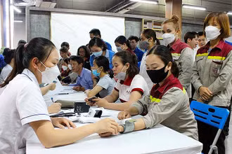 Các y, bác sĩ trẻ tình nguyện khám sàng lọc hậu Covid-19 cho thanh niên công nhân.