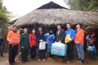 Các đơn vị tài trợ tặng quà cho hộ có hoàn cảnh khó khăn xã Xín Cái. 