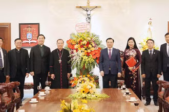 Bí thư Thành uỷ Hà Nội Đinh Tiến Dũng trao tặng lẵng hoa tặng Toà Tổng giám mục Hà Nội nhân dịp lễ Giáng sinh 2022.