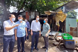 Lãnh đạo Thành phố Hồ Chí Minh kiểm tra công tác phòng, chống sốt xuất huyết trên địa bàn quận 4.