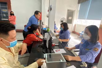 Nhân viên ga Sài Gòn bán vé tàu Tết Quý Mão cho hành khách tại nhà ga.