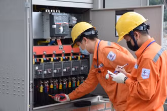 Nhân viên EVNHANOI kiểm tra hoạt động cung cấp điện trên địa bàn thành phố.