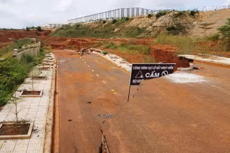 Nhiều vị trí dự án Cơ sở hạ tầng bên trong và bên ngoài hàng rào khu công nghiệp Nhân Cơ bị sụt lún đến nay vẫn chưa có kết luận về nguyên nhân, chưa thể khắc phục.