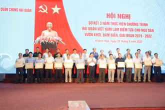 Trung tướng Nguyễn Văn Bổng, Bí thư Đảng ủy, Chính ủy Hải quân trao thưởng cho tập thể, cá nhân có thành tích xuất sắc trong thực hiện chương trình.