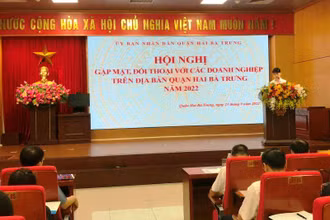 Đại diện Ủy ban nhân dân quận Hai Bà Trưng phổ biến nội dung mới về bảo hiểm xã hội. 