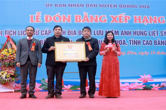 Lãnh đạo Ủy ban nhân dân huyện Quảng Hòa đón nhận Bằng công nhận Địa điểm lưu niệm Anh hùng liệt sĩ Bế Văn Đàn là di tích lịch sử cấp tỉnh.