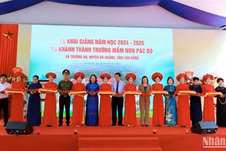 Phó Chủ tịch nước Võ Thị Ánh Xuân và các đại biểu cắt băng khánh thành Trường Mầm non Pác Bó, xã Trường Hà, huyện Hà Quảng, tỉnh Cao Bằng.