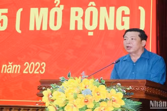 Đồng chí Trần Hồng Minh, Bí thư Tỉnh ủy Cao Bằng phát biểu ý kiến tại hội nghị.