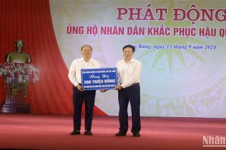 Doanh nhân ủng hộ khắc phục hậu quả thiên tai.