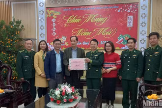 Hội Nhà báo tỉnh Cao Bằng trao tặng Báo Xuân Nhân Dân hằng tháng cho lãnh đạo Bộ Chỉ huy Bộ đội Biên phòng tỉnh cao Bằng.