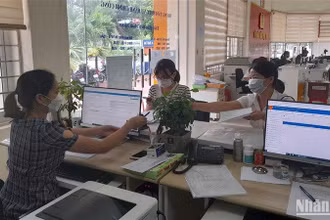Trung tâm phục vụ hành chính công tỉnh Cao Bằng đẩy mạnh ứng dụng công nghệ thông tin trong giải quyết các thủ tục hành chính. (Ảnh: MINH TUẤN)
