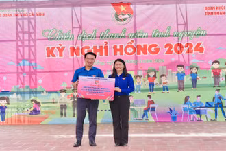 Đồng chí Nguyễn Tường Lâm, Bí thư Trung ương Đoàn, Phó Chủ nhiệm Thường trực Ủy ban quốc gia về Thanh niên Việt Nam trao tặng công trình, phần việc trị giá 6,5 tỷ đồng tại Chiến dịch tình nguyện Kỳ nghỉ hồng năm 2024.