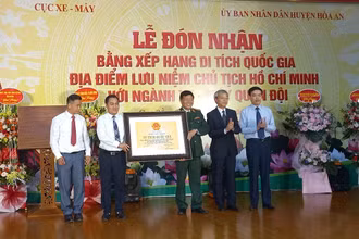 Lãnh đạo Cục Di sản văn hóa, Bộ Văn hóa-Thể thao và Du lịch trao Bằng xếp hạng di tích.