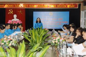 Lãnh đạo Liên đoàn Lao động tỉnh Cao Bằng cung cấp thông tin cho các cơ quan báo chí.