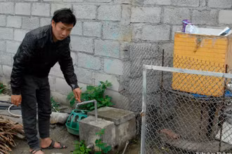 Người dân xóm Đà Vỹ, thị trấn Quảng Uyên, huyện Quảng Hòa, tỉnh Cao Bằng bên vòi nước đã được đưa vào sử dụng, nhưng không có nước.