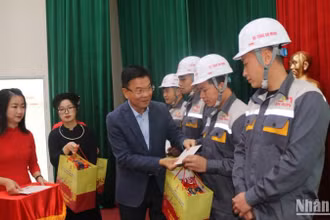 Phó Thủ tướng Lê Thành Long tặng quà Tết cho công nhân lao động.