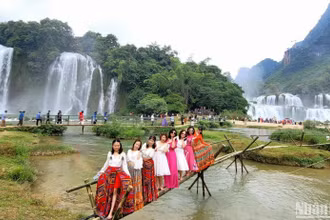 Khu du lịch thác Bản Giốc, xã Đàm Thủy, huyện Trùng Khánh, tỉnh Cao Bằng thu hút đông đảo khách du lịch.
