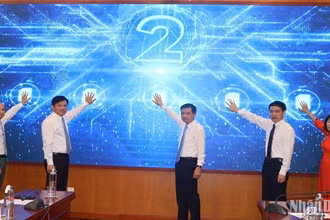 Các đại biểu bấm nút khai trương tuyến du lịch "Một thời hoa lửa".