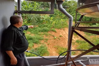 Ông Lý Đặng Thắng, dãy B2, khu tái định cư Sông Hiến, phường Sông Hiến, thành phố Cao Bằng (Cao Bằng) lo lắng vì đất đá từ ta-luy dương sạt lở, tràn vào nhà.