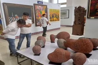 Người yêu mỹ thuật chiêm ngưỡng các tác phẩm trưng bày tại triển lãm.