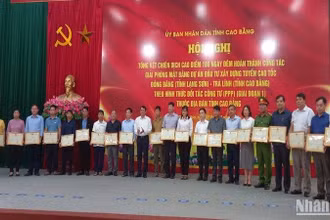 Lãnh đạo tỉnh Cao Bằng tặng Bằng khen cho các tập thể có nhiều thành tích trong giải phóng mặt bằng thi công dự án đường bộ cao tốc Đồng Đăng-Trà Lĩnh.