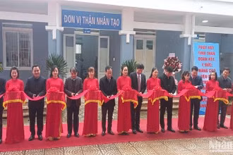 Các đại biểu cắt băng khai trương cơ sở chạy thận nhân tạo tại Trung tâm Y tế huyện Hòa An, tỉnh Cao Bằng.