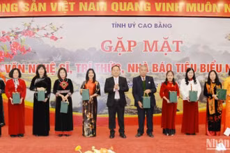 Lãnh đạo tỉnh Cao Bằng tặng quà văn nghệ sĩ, trí thức tiêu biểu.