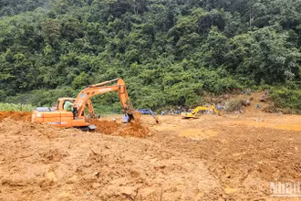 Huy động 3 máy xúc tìm kiếm nạn nhân.