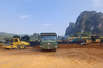 Doanh nghiệp dự án đang triển khai 42 mũi thi công dự án đường bộ cao tốc Đồng Đăng-Trà Lĩnh, tuy nhiên, một số vướng mắc về mặt bằng có thể ảnh hưởng tiến độ dự án.