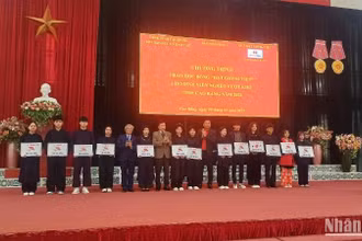 Ban Tổ chức trao học bổng của Quỹ Hạt giống Việt (Báo Nhân Dân) cho các sinh viên .