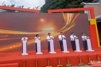 Các đại biểu đã tiến hành nghi thức vận hành chính thức Khu cảnh quan thác Bản Giốc-Đức Thiên.
