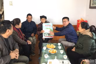 Văn phòng đại diện Báo Nhân Dân tại tỉnh Cao Bằng trao quà của Đảng ủy, Bộ Biên tập Báo Nhân Dân tặng Mẹ Việt Nam Anh hùng Ngô Thị Khuya, ở xã Vĩnh Quang, thành phố Cao Bằng.