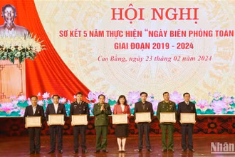 Thiếu tướng Phùng Quốc Tuấn, Phó Chính ủy Bộ đội Biên phòng trao Kỷ niệm chương “Vì chủ quyền an ninh biên giới Tổ quốc” cho các cá nhân.