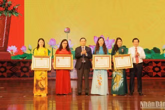Lãnh đạo tỉnh Cao Bằng trao Huân chương Lao động do Chủ tịch nước trao tặng cho các tập thể và cá nhân.