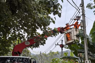 Điện lực thành phố Cao Bằng hỗ trợ lắp đèn năng lượng mặt trời chiếu sáng đường giao thông tại xóm 2, xã Chu Trinh, thành phố Cao Bằng.
