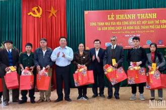 Nguyên Chủ tịch nước Trương Tấn Sang và lãnh đạo tỉnh Cao Bằng tặng quà người dân xóm Đồng Chúp, xã Hưng Đạo, thành phố Cao Bằng (Cao Bằng).