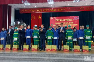 Phó Thủ tướng Lê Minh Khái và Đoàn công tác tặng quà công nhân lao động tỉnh Cao Bằng.