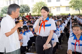 Học sinh trao đổi, chia sẻ ý kiến tại hoạt động trải nghiệm “Đọc sách và sáng tạo trong kỷ nguyên AI”.