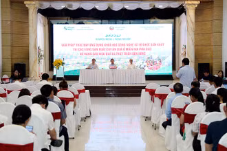 Các đại biểu thảo luận tại diễn đàn.