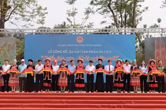 Các đại biểu cắt băng công bố, ra mắt sản phẩm du lịch “Chiến khu xưa-Trải nghiệm mới”.
