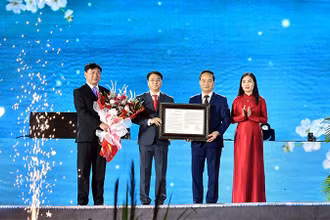 Lãnh đạo tỉnh Tuyên Quang trao Quyết định công nhận Khu du lịch sinh thái Na Hang-Lâm Bình là Khu du lịch cấp tỉnh cho lãnh đạo Ủy ban nhân dân huyện Na Hang và huyện Lâm Bình.