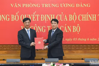 Thường trực Ban Bí thư Lương Cường trao Quyết định của Bộ Chính trị điều động, bổ nhiệm Thượng tướng Nguyễn Duy Ngọc giữ chức Chánh Văn phòng Trung ương Đảng.