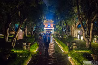 Tour đêm "Tinh hoa đạo học" tại Văn Miếu-Quốc Tử Giám thu hút nhiều khách tham quan. (Ảnh: HÀ NAM)