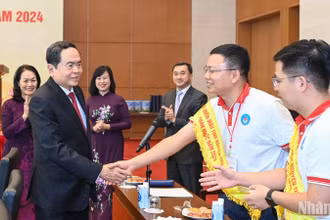 Chủ tịch Quốc hội Trần Thanh Mẫn với các đại biểu người hiến máu tình nguyện tiêu biểu toàn quốc.