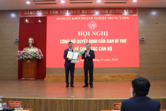 Đồng chí Nguyễn Quang Dương trao quyết định, tặng hoa chúc mừng đồng chí Trần Thắng.