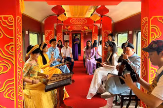 Nhã nhạc cung đình Huế được trình diễn trên chuyến tàu “Kết nối di sản miền trung”.